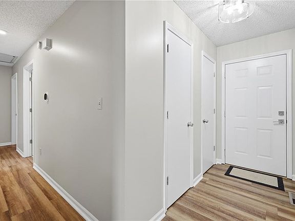 3rd image of 528 NE Wood Ct