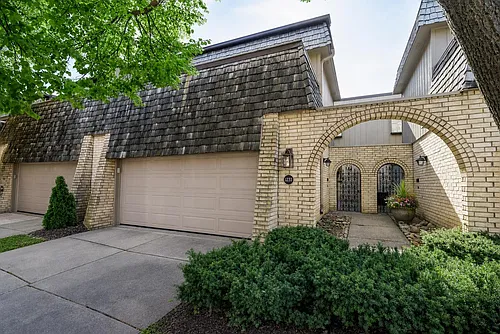 1237 Oakwood Ct Photo 1