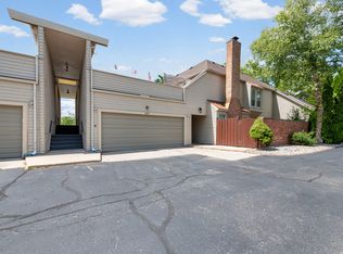 8191 Colony Dr APT 22, Grosse Ile, MI 48138