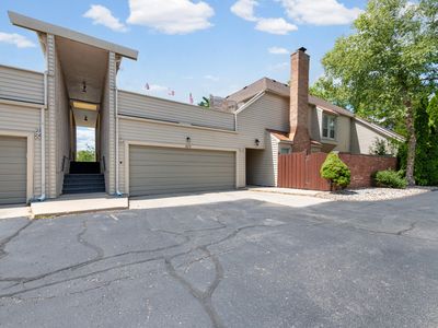 8191 Colony Dr APT 22, Grosse Ile, MI, 48138