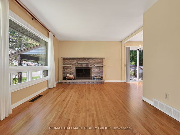 5th image of 738 Stiles Cres