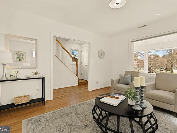 5th image of 2425 Perry St NE