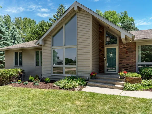 11335 Bayberry Dr, Roscoe, IL 61073