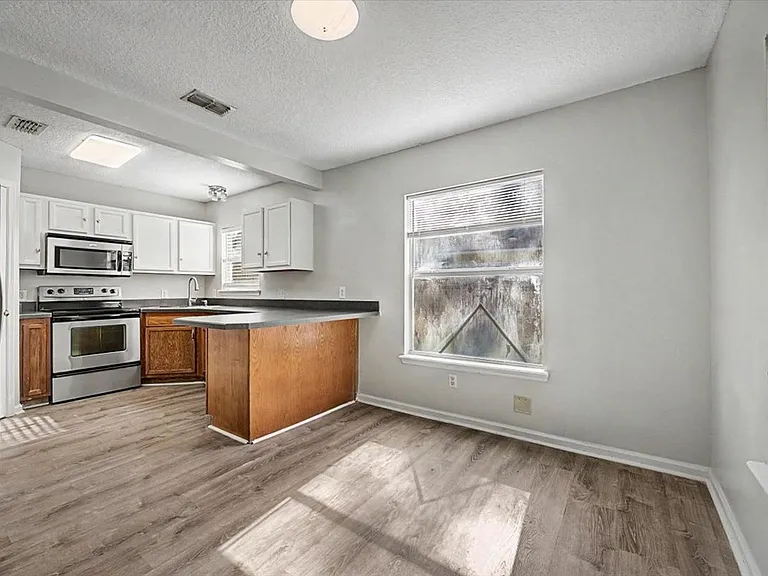 3303 Broadway Ave — Photo 5