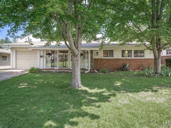 6 Country Ln, Florissant, MO 63033