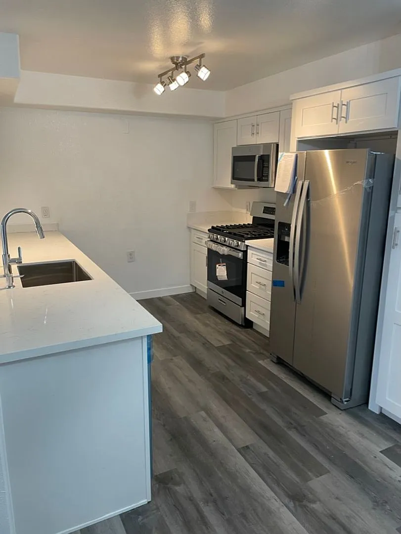 Sunset Palms Apartments — Photo 2