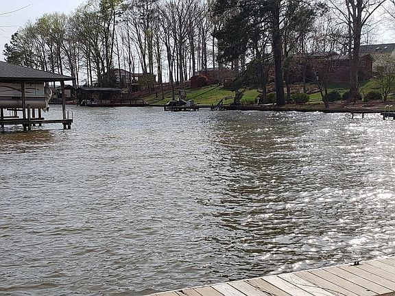 3rd image of 126 Hillcrest Ln