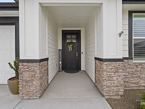 4th image of 1749 Clydesbank Ave