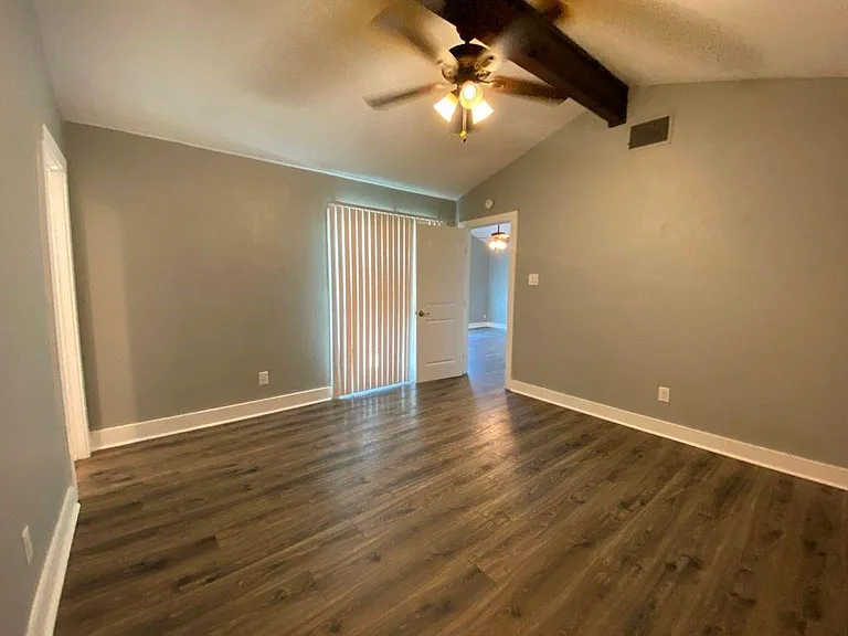 3411 Lynridge Dr #B — Photo 18