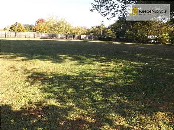 Beautiful back yard perfect for gardening