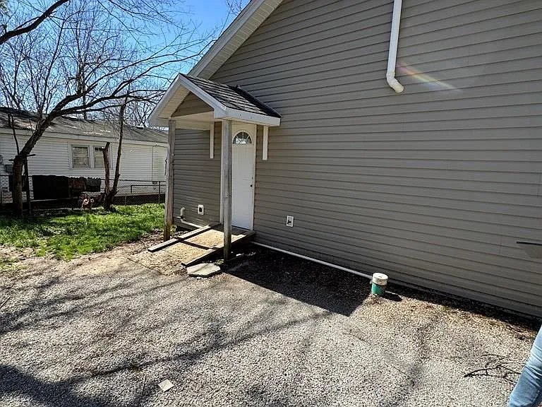 118 N Fowler Ave — Photo 7