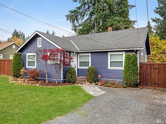 Another shot of the front yard. Easy landscaping with fresh beauty bark. 