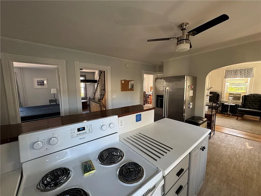 3 bed, 1.0 bath, 1400 sqft, $2,925 — Photo 4