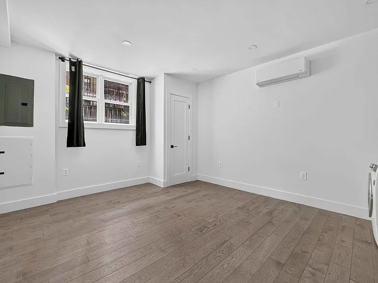 241 W 75th St #3D — Photo 3