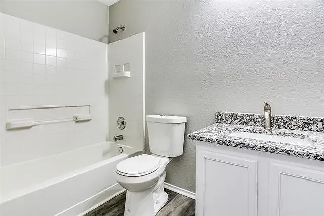 1704 Morrison Dr — Photo 2