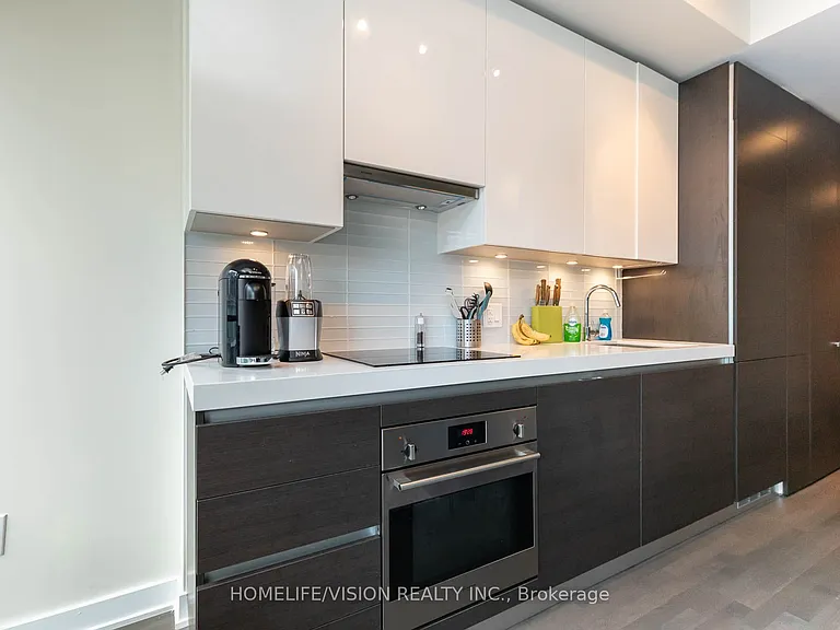 629 King St W #323 — Photo 5