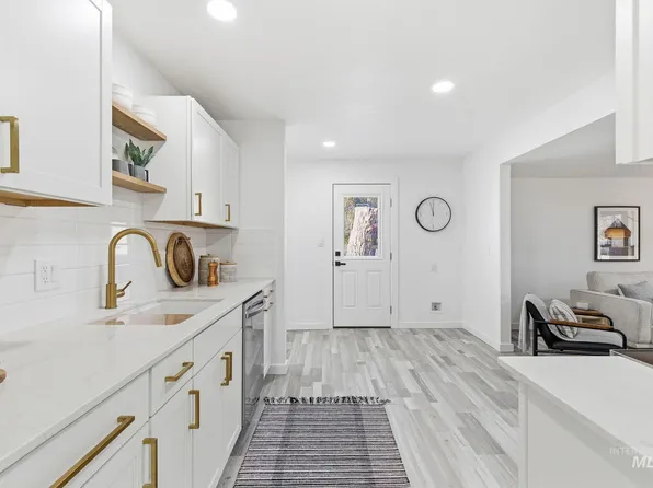 1215 N Bonneville St, Nampa, ID 83651