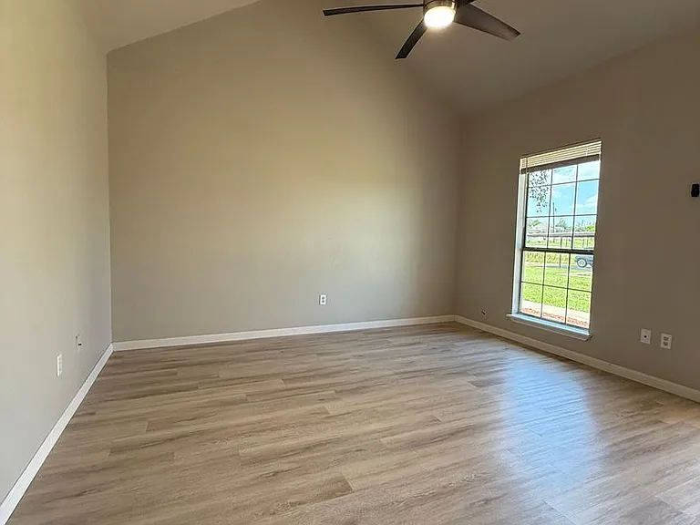 129-131 Collett Ct — Photo 13
