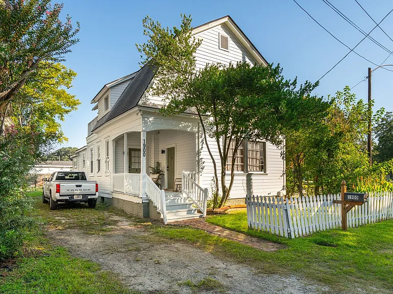 1900 Calvert Street — Photo 1