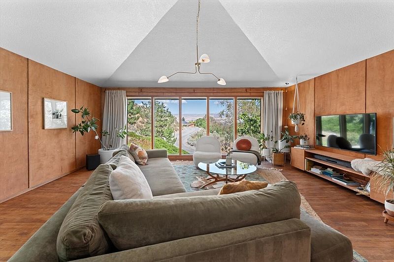 4th image of 1030 Canyonside Road