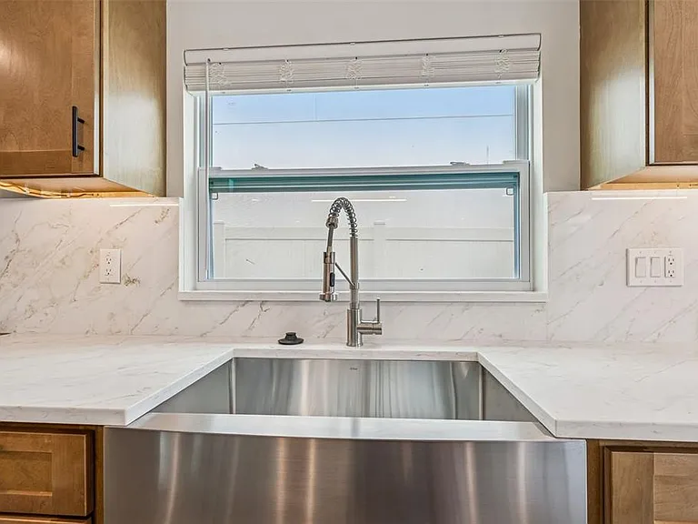 3921 Versailles Dr — Photo 10