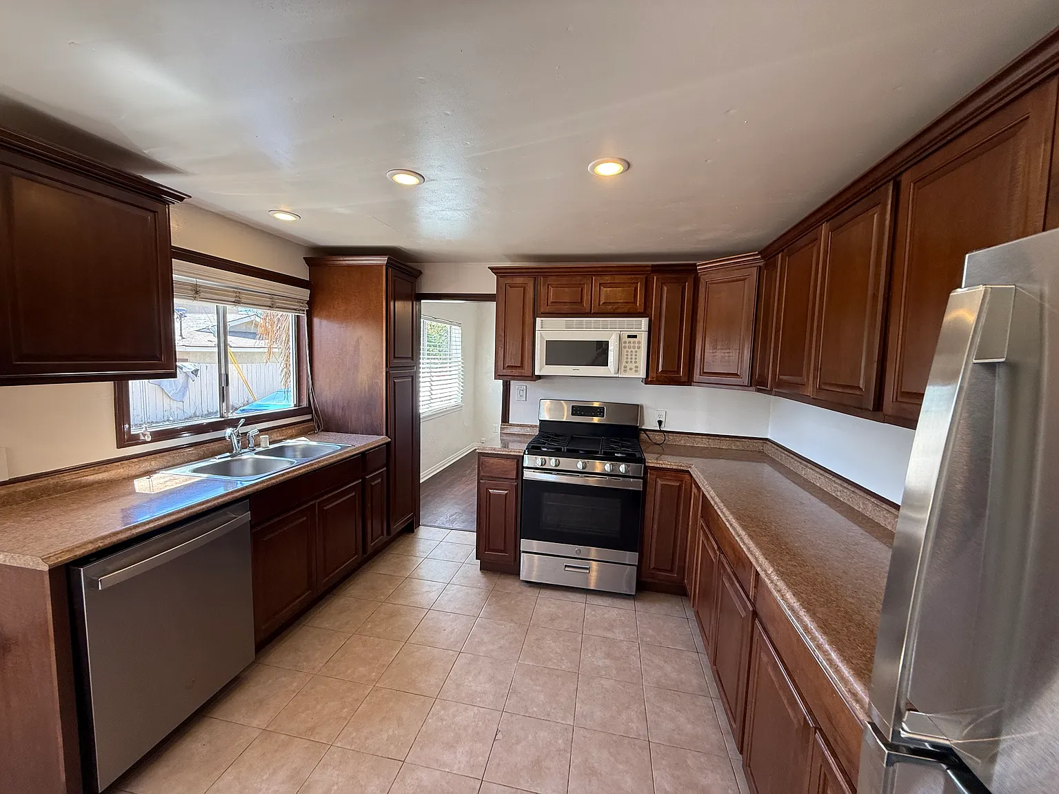 2 bed, 1050 sqft, $2,700 — Photo 3