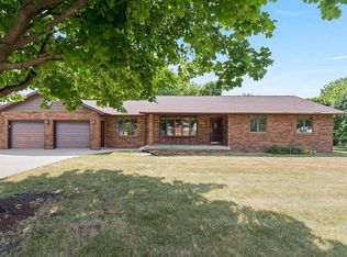 354 1st St S, Winthrop, IA 50682