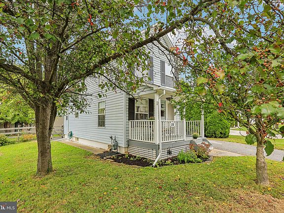 3rd image of 19 Bond Ave