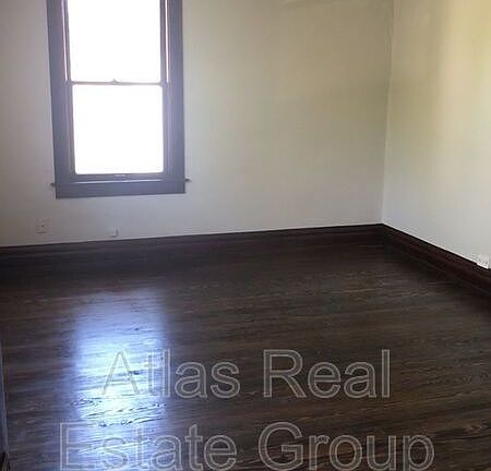 5th image of 2144 Vine St Unit 2