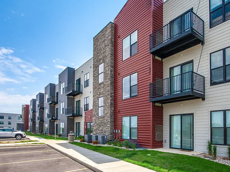 Courtyard at cobblestone Park — Photo 40