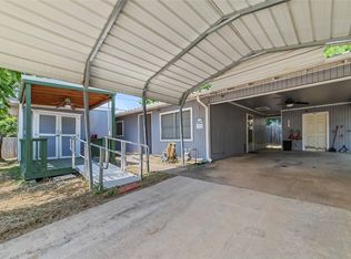 100 N McKinney St, De Leon, TX 76444