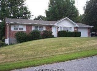 1042 Hamilton Dr, Chambersburg, PA 17202