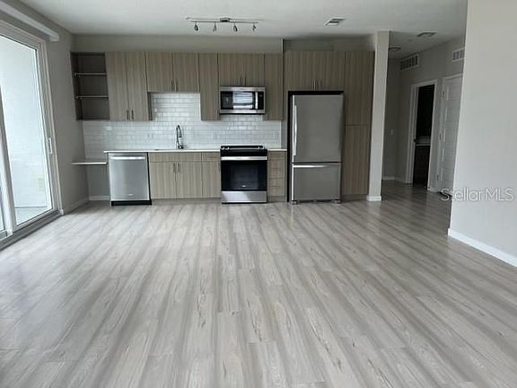 2nd image of 600 W Amelia St #32
