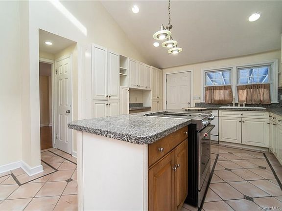 5th image of 255 Rocton Ave