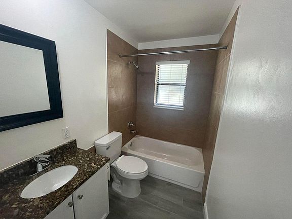 4th image of 309 Elaine Cir W