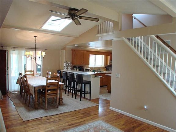 4th image of 556 Marilyn Ln