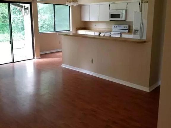 5th image of 904 Oakwood Cv