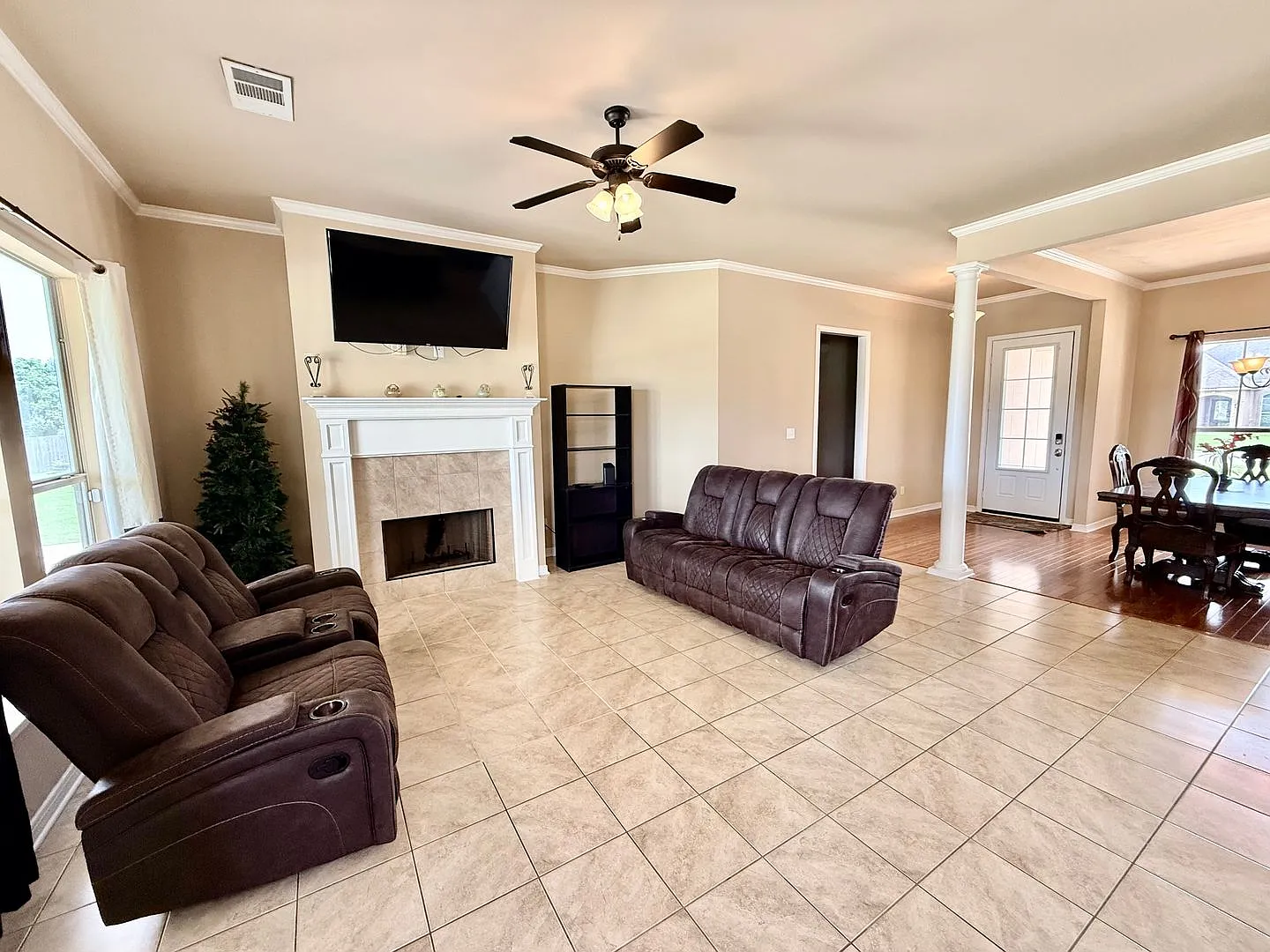 Beautiful 4BR Home with Scenic Lake View Backyard — Photo 4
