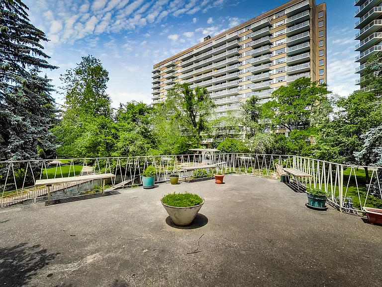 23 Lascelles Blvd — Photo 12