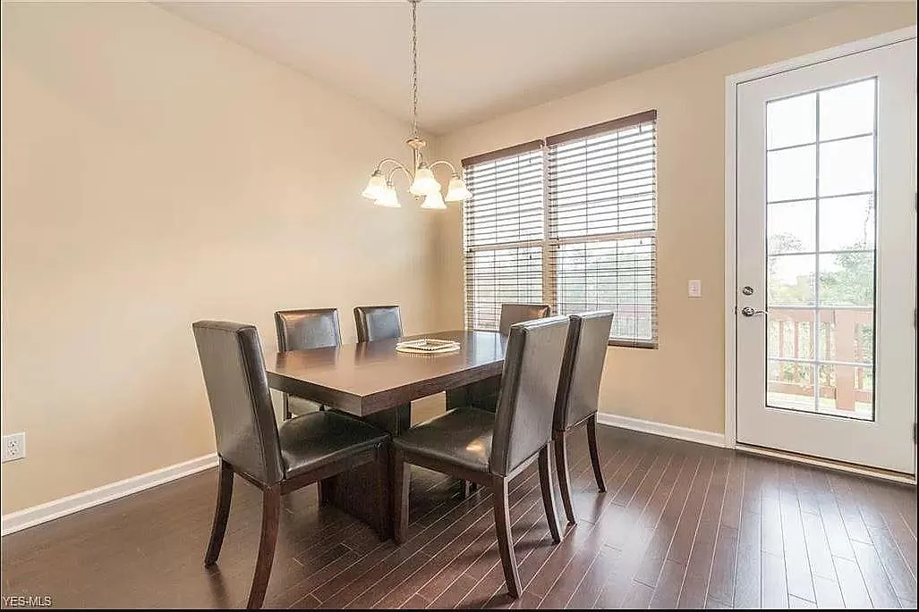 3 bed, 2376 sqft, $4,000 — Photo 2