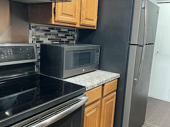 4th image of 754 E Fox Hills Dr