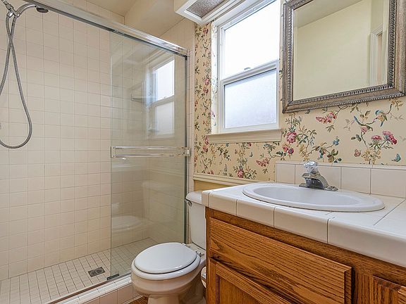 4th image of 2955 Hemlock Ave