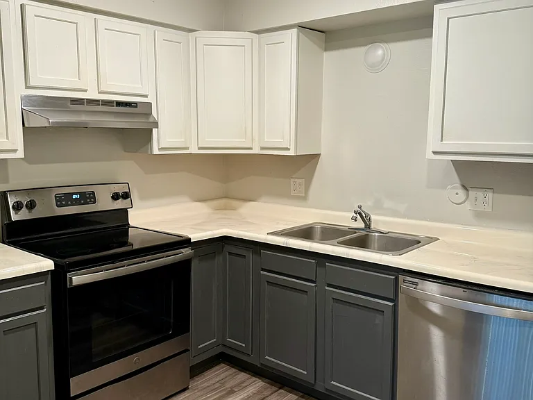 806 E College St #17S — Photo 2