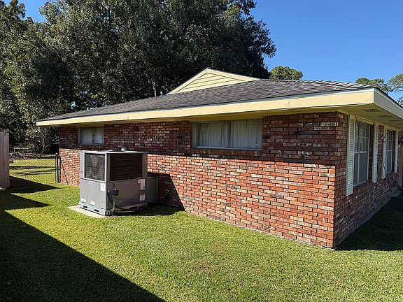 3rd image of 214 Elmwood Dr