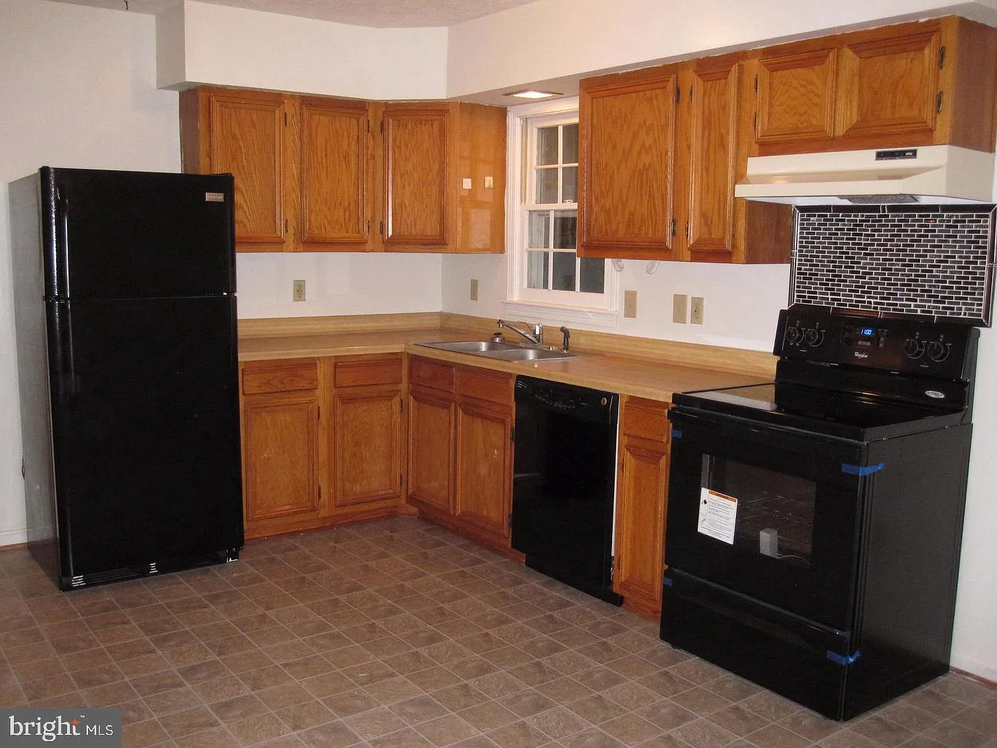 4 bed, 2.0 bath, 924 sqft, $1,925 — Photo 2