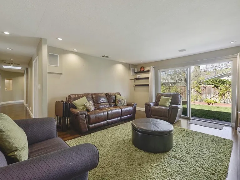 6208 Lillian Way — Photo 7