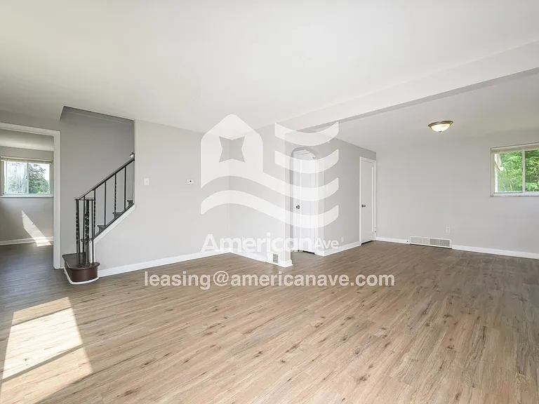 1348558_002_living_room_2.jpg