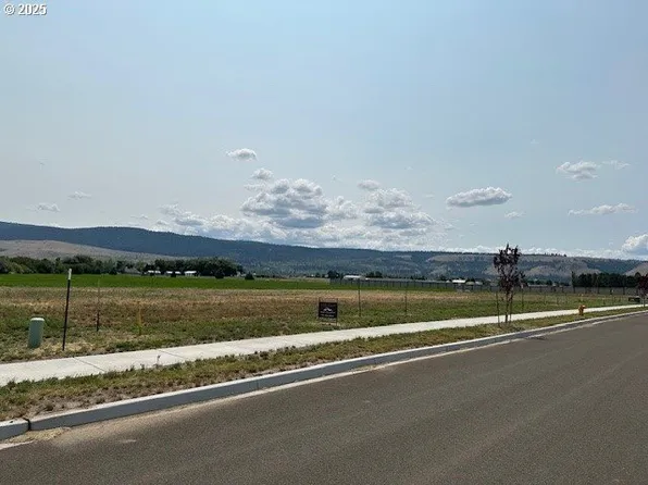 10607 Greg Ln, La Grande, OR 97850