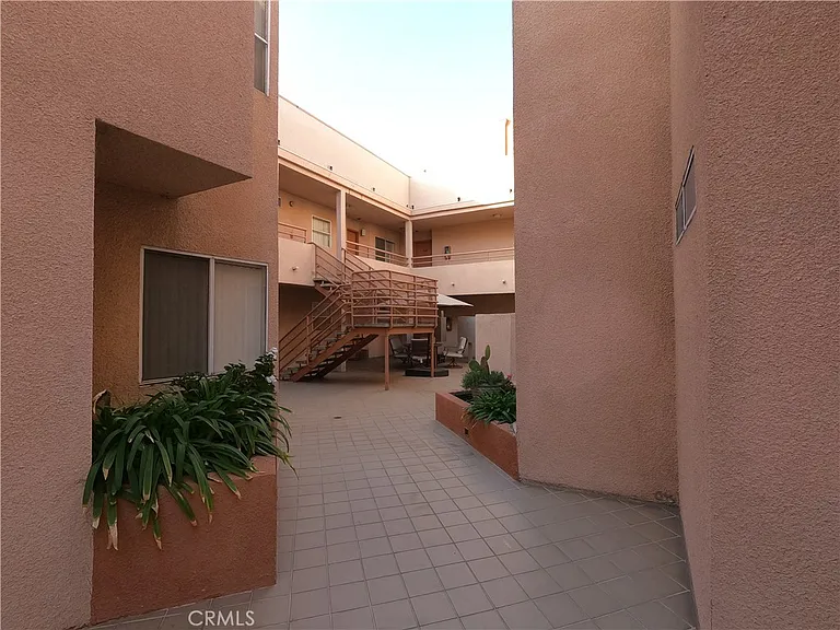 5060 Kester Ave #103 — Photo 20