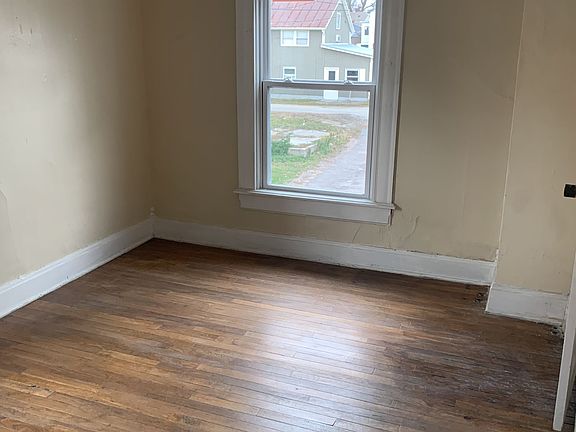 5th image of 301 E Locust St #2
